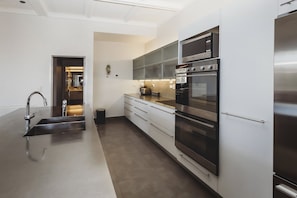 雪櫃、微波爐、焗爐、洗碗機