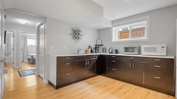 Refrigerador, microondas, horno y cafetera y tetera