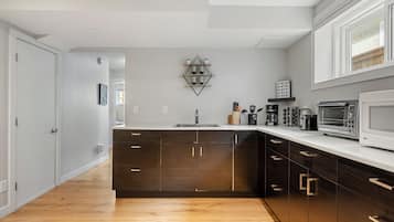 Fridge, microwave, oven, coffee/tea maker