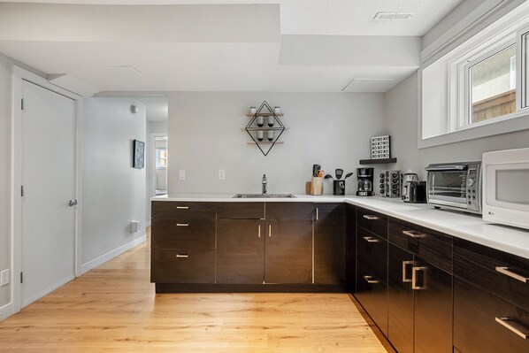 Fridge, microwave, oven, coffee/tea maker