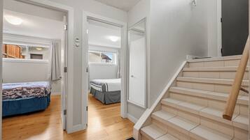 2 habitaciones, escritorio y tabla de planchar con plancha