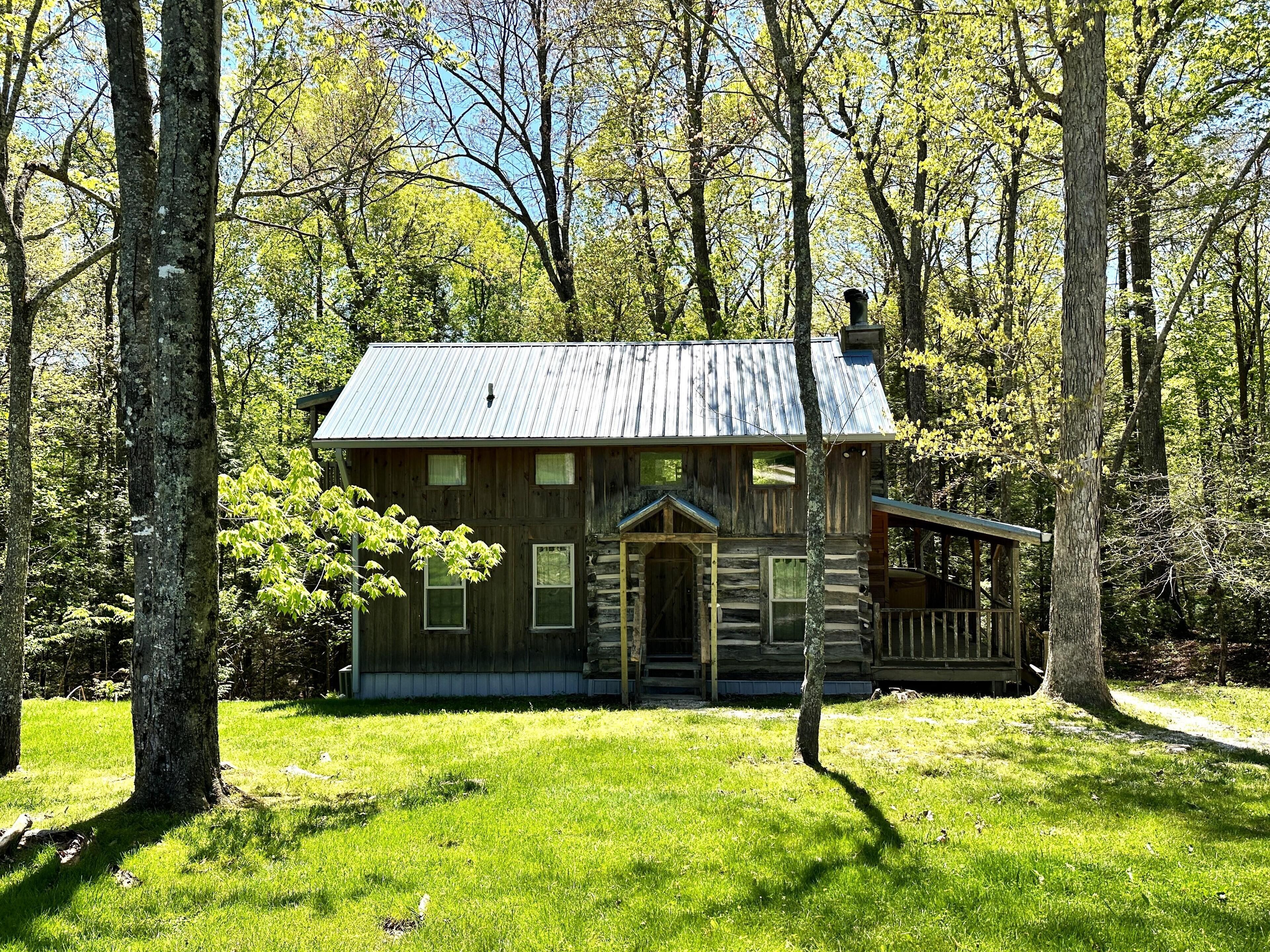 Romantic Getaway Cabin with Hot Tub and wi-fi