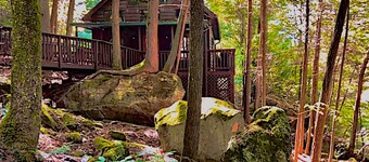 Cabin in the woods with a hot tub and wi-fi