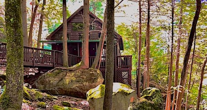 Cabin in the woods with a hot tub and wi-fi