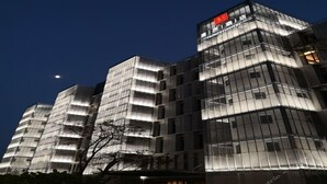 A modern hotel with a glass facade and multiple balconies. - Tangyi Hotel Zhuhai (Zhuhai)