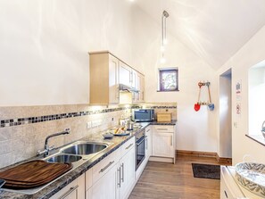 Oven, dishwasher, cookware/dishes/utensils, freezer