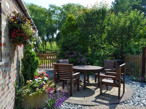 Outdoor dining - Brook House Farm Cottage (Scamblesby, near Louth)