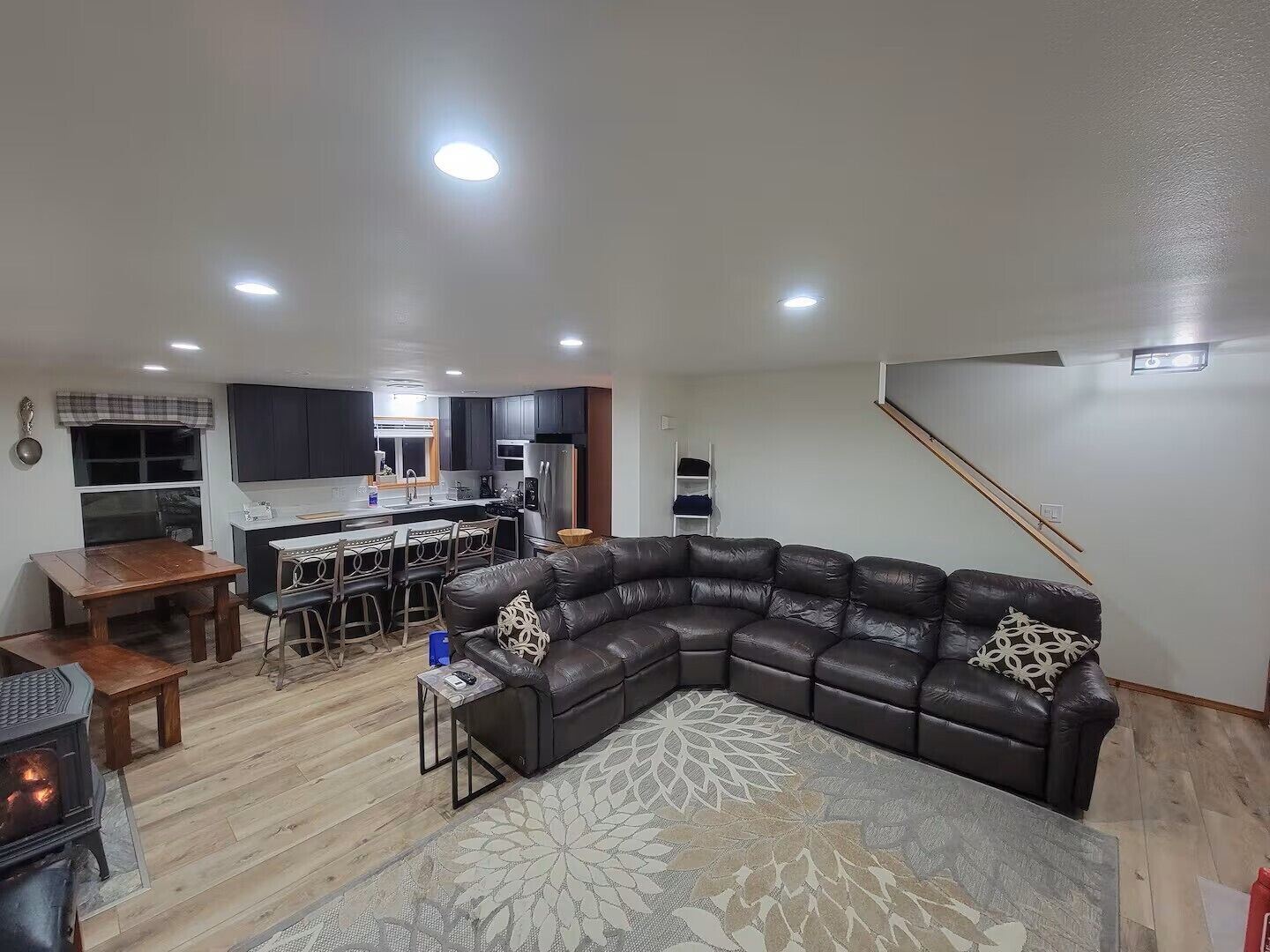 Smart-TV, Kamin, DVD-Player, Bücher