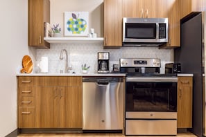 Réfrigérateur, four à micro-ondes, un four, surface de cuisson