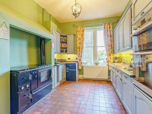 Oven, freezer - 3 bedroom accommodation in Hellifield, near Skipton (Hellifield, near Skipton)