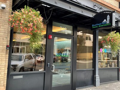 1 Bed Delightful Travel Apartment in Lilac City