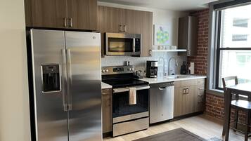 Frigorífico, microondas, horno y placa de cocina