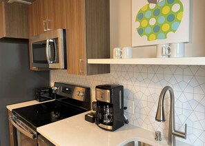Fridge, microwave, oven, stovetop - A Notable 1 Bed Travel Apartment Close to Many Spokane Attractions (Spokane)