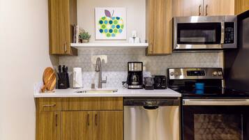 Réfrigérateur, four à micro-ondes, un four, surface de cuisson