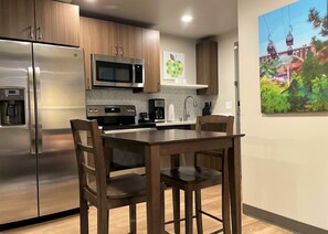 Kjøleskap, mikrobølgeovn, ovn og kokeplater