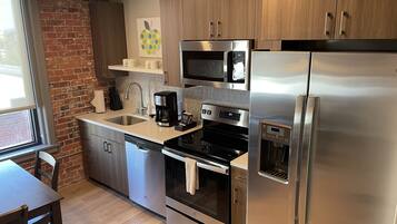 冰箱、微波炉、烤箱、炉灶