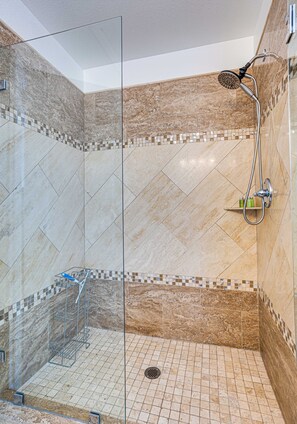 Ensemble douche/baignoire, sèche-cheveux, serviettes fournies
