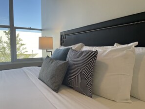 2 bedrooms, iron/ironing board, free WiFi, bed sheets - Your Remarkable 2 Bed Travel Apartment Near Riverpark Square Mall (Spokane)