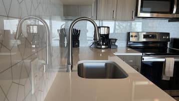 Køleskab, mikrobølgeovn, ovn, kogeplade