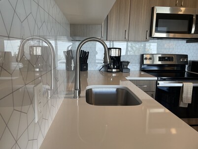 Sensational 2 Bed Travel Apartment Within Walking Distance to Riverpark Square