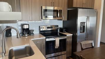 Een koelkast, een magnetron, een oven, een kookplaat