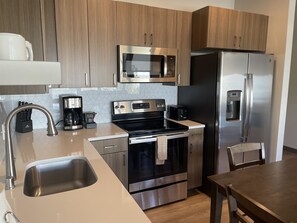 Réfrigérateur, micro-ondes, four, plaque de cuisson