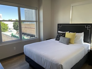 2 slaapkamers, een strijkplank/strijkijzer, gratis wifi, beddengoed