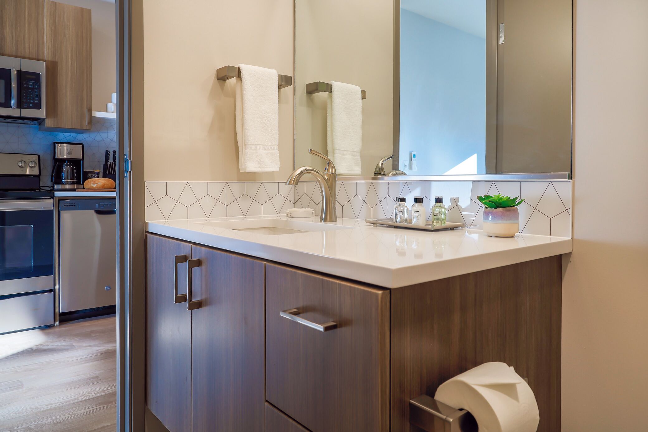 Frigorífico, microondas, horno y placa de cocina