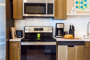 Køleskab, mikrobølgeovn, ovn, kogeplade