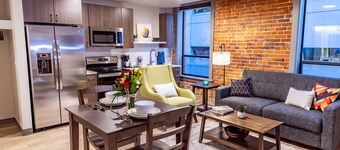 Unique 2 Bed Riverfront Park Travel Apartment