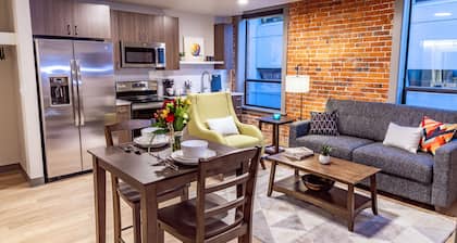 Unique 2 Bed Riverfront Park Travel Apartment