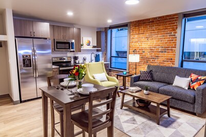 Unique 2 Bed Riverfront Park Travel Apartment