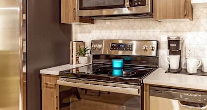Unique 2 Bed Riverfront Park Travel Apartment