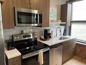 Fridge, microwave, oven, stovetop - Valuable 2 Bed Travel Apartment with High Speed WiFi (Spokane)