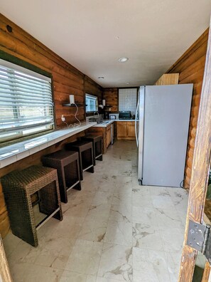 Geladeira, micro-ondas, cooktop, lava-louças