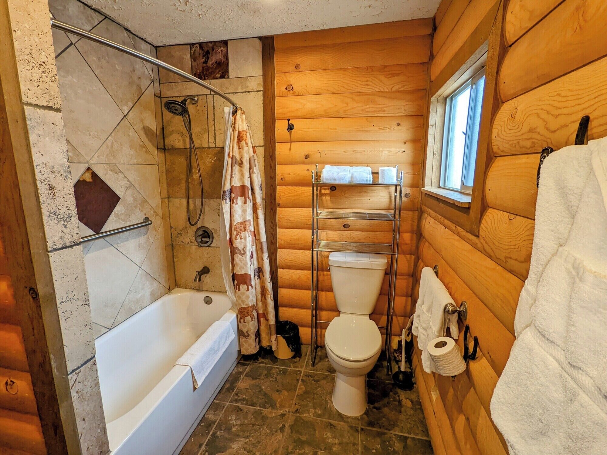 Combined shower/tub, hair dryer, towels
