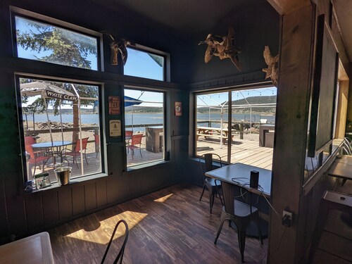 LAKEFRONT FISHING LODGE RETREAT SLEEPS 50! BOAT RENTALS! WORLD CLASS FISHING!