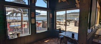 LAKEFRONT FISHING LODGE RETREAT SLEEPS 50! BOAT RENTALS! WORLD CLASS FISHING!