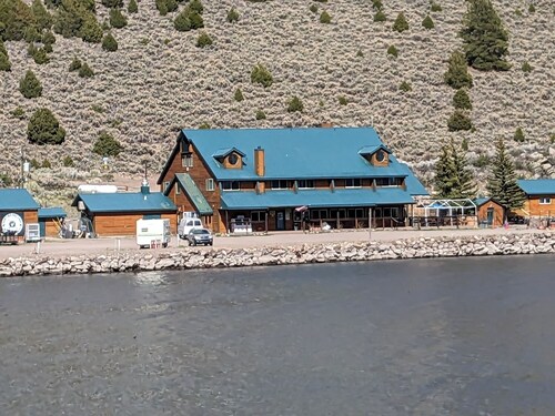 LAKEFRONT FISHING LODGE RETREAT SLEEPS 50! BOAT RENTALS! WORLD CLASS FISHING!