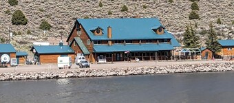 LAKEFRONT FISHING LODGE RETREAT SLEEPS 50! BOAT RENTALS! WORLD CLASS FISHING!