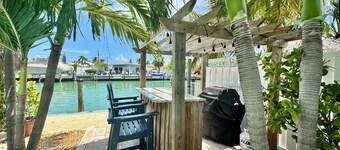 Best 2/2 in KCB. Private Pool/Private Dock/Lush backyard/Tiki & Outdoor Bar.
