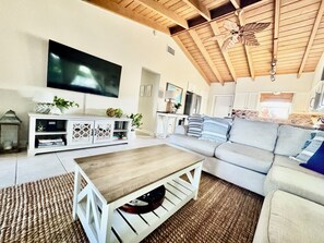 Smart TV, books - Best 2/2 in KCB. Private Pool/Private Dock/Lush backyard/Tiki & Outdoor Bar. (Key Colony Beach)