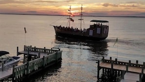 Ein Boot liegt im Abendlicht an einem Steg.