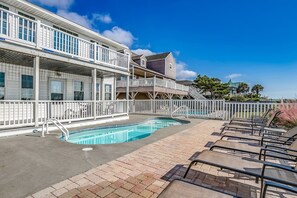 Una piscina cubierta, una piscina climatizada