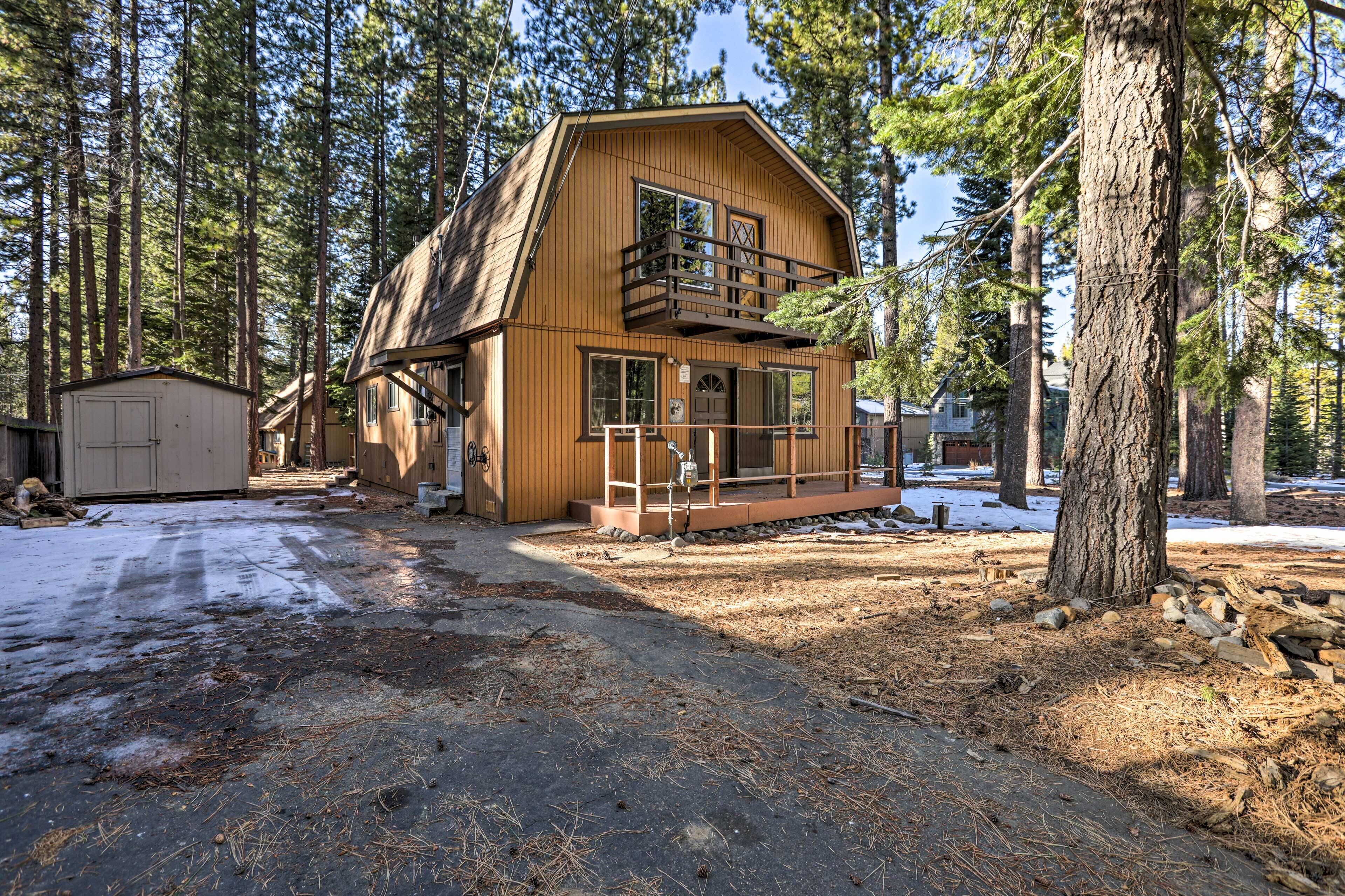 4-Season Tahoe Hideaway: 1 Block to Biking!