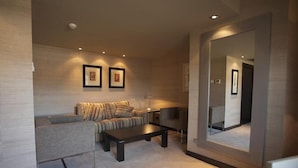 A modern living room with a sofa, a coffee table, and a mirror. - Domus Selecta Hotel La Trufa Negra (Mora de Rubielos)