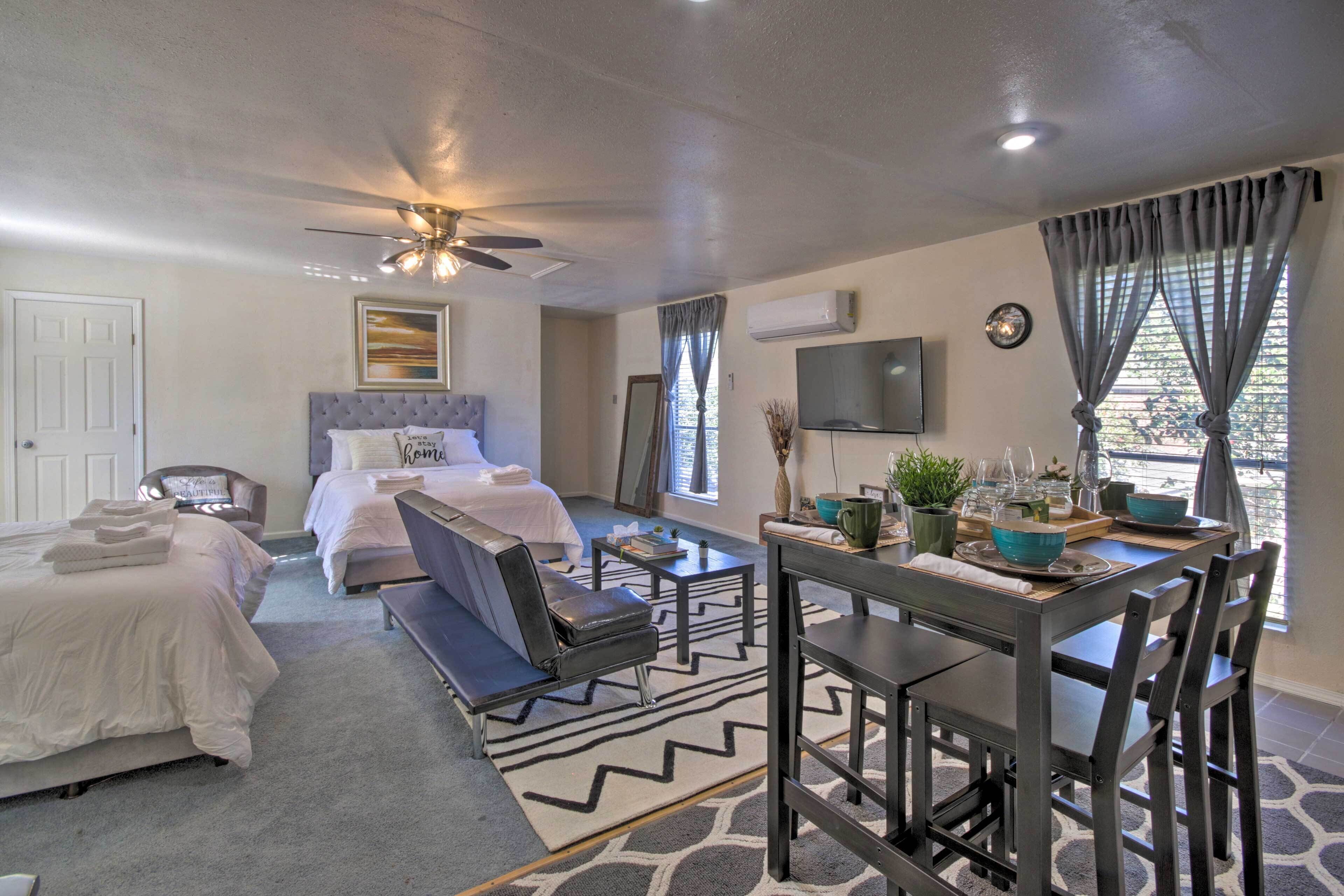 Cozy Getaway w/ Yard - 20 Mi to Downtown Houston!