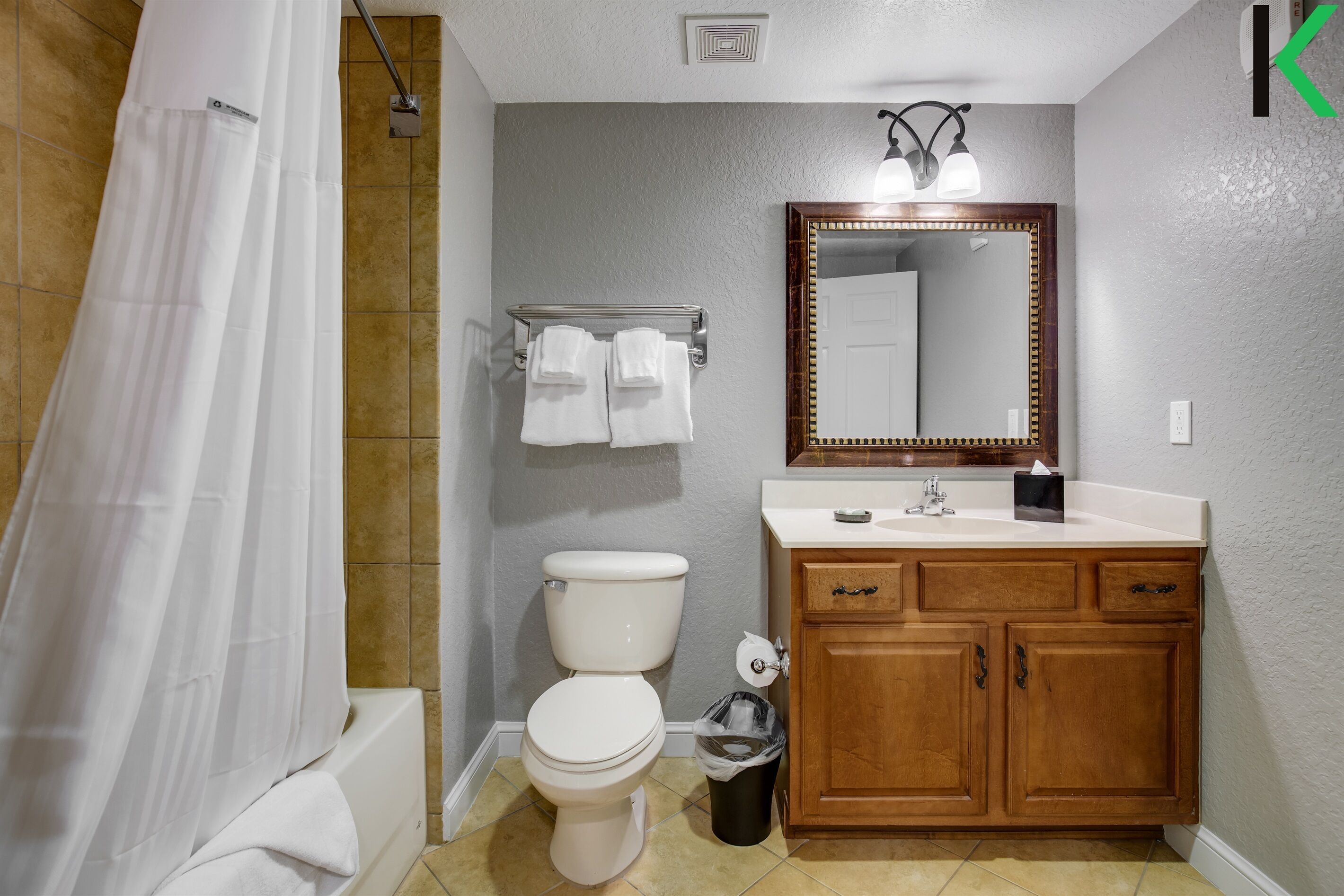 combined shower/bathtub, hair dryer, towels