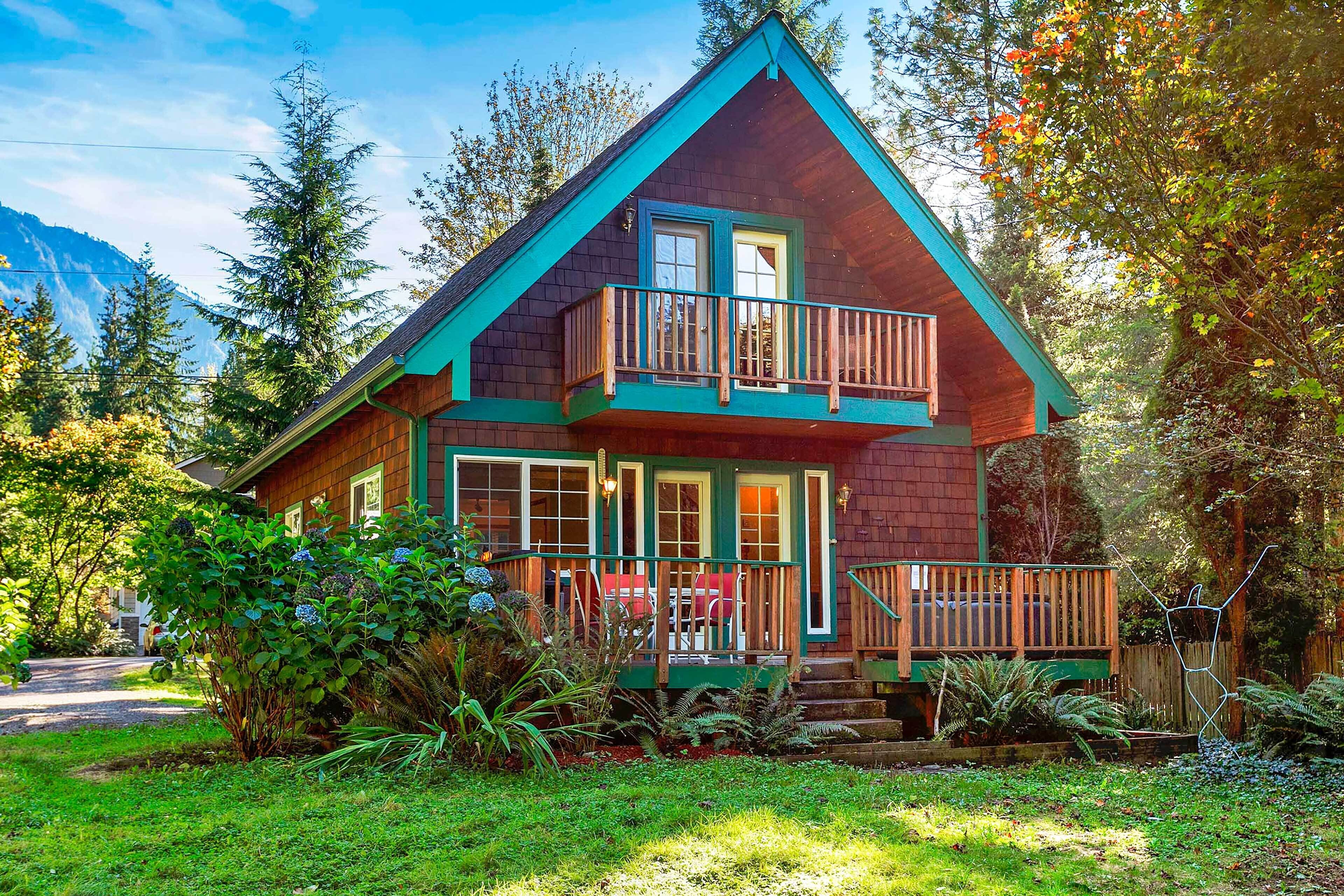 Riverfront Gold Bar Cabin by Hiking & Stevens Pass