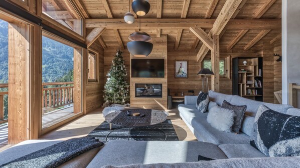 Smart TV, fireplace, table football